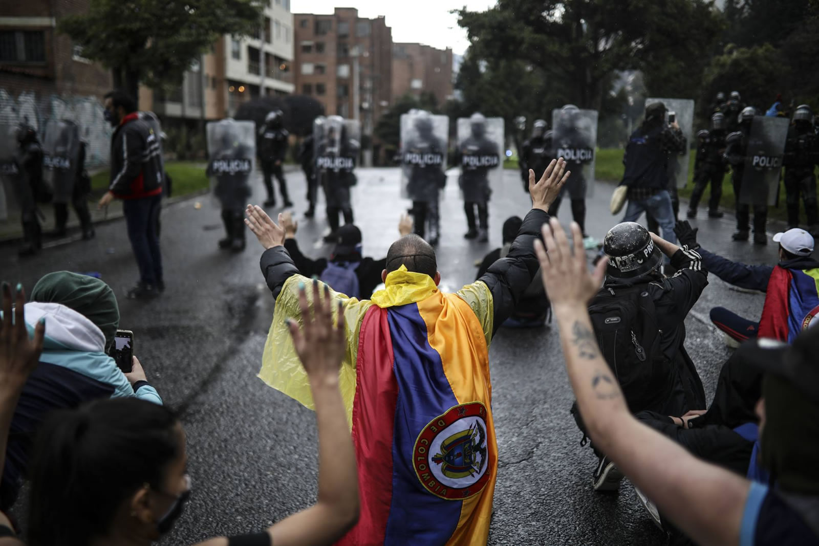 Human Rights Watch evidencia que Colombia tiene una democracia precaria y un Gobierno autoritario Human Rights Watch evidencia que Colombia tiene una democracia precaria y un Gobierno autoritario
