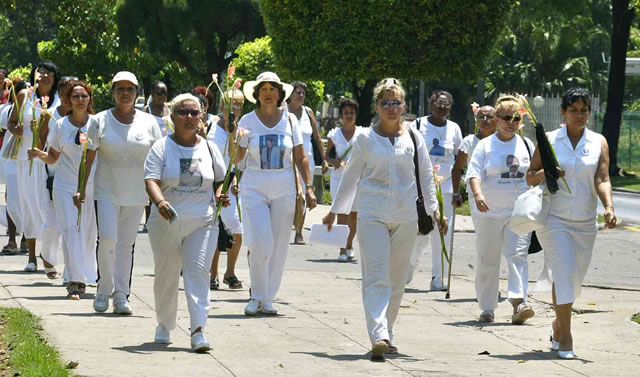 Las Damas de Blanco marchando en La Habana contra la dictadura socialista de los hermanos Castro. Las Damas de Blanco marchando en La Habana contra la dictadura socialista de los hermanos Castro.